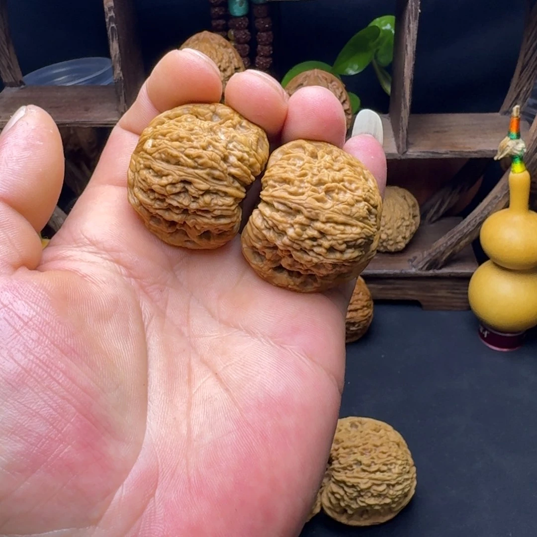 西****具文玩核桃南疆石团子凹底拉丝尺寸40