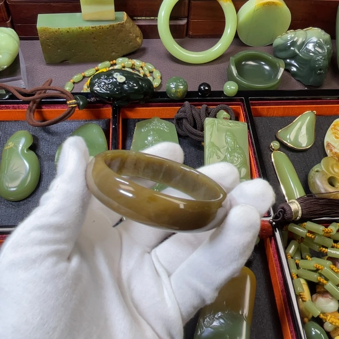 岫岩老玉（透闪石质玉）未镶嵌车挂