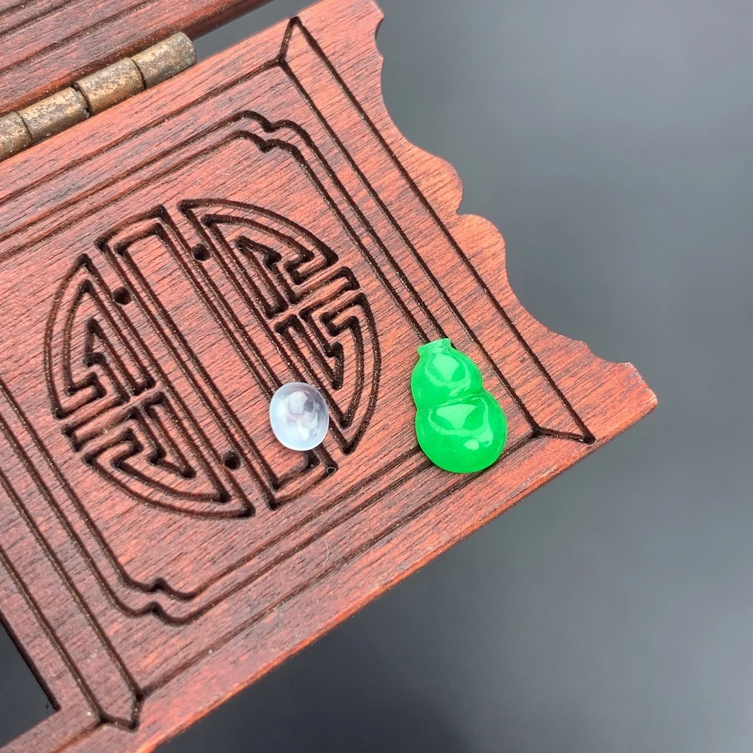 缅甸A货翡翠阳绿色葫芦高冰蛋面qqT卡4和8.3-5.7-2mm