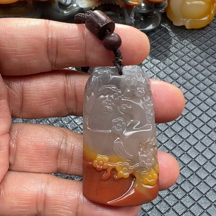 石英质玉（黄龙玉）颈饰合金