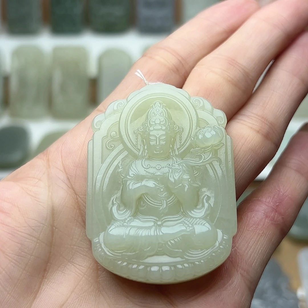 李***燕和田玉未镶嵌颈饰