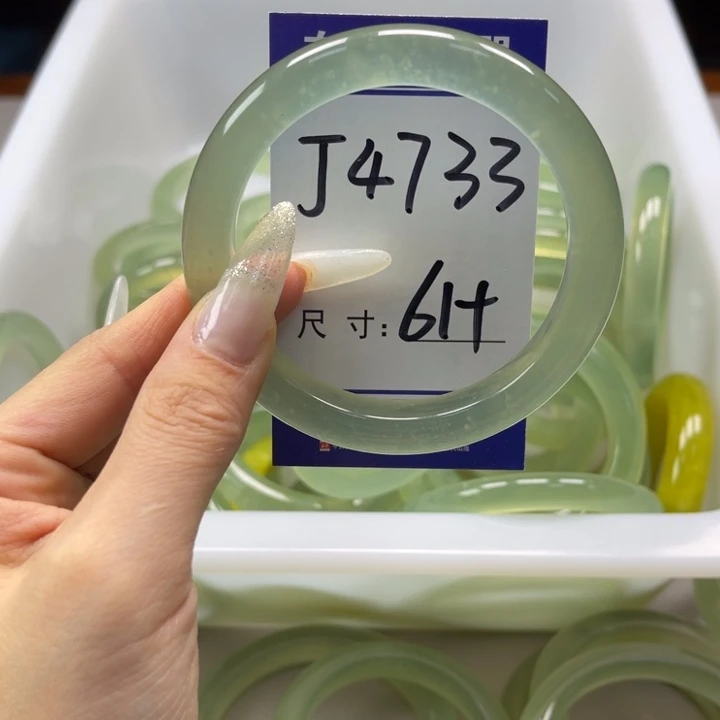 岫玉手镯未镶嵌是****手镯