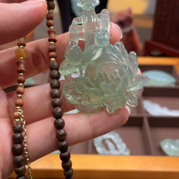 蛇纹石玉未镶嵌颈饰