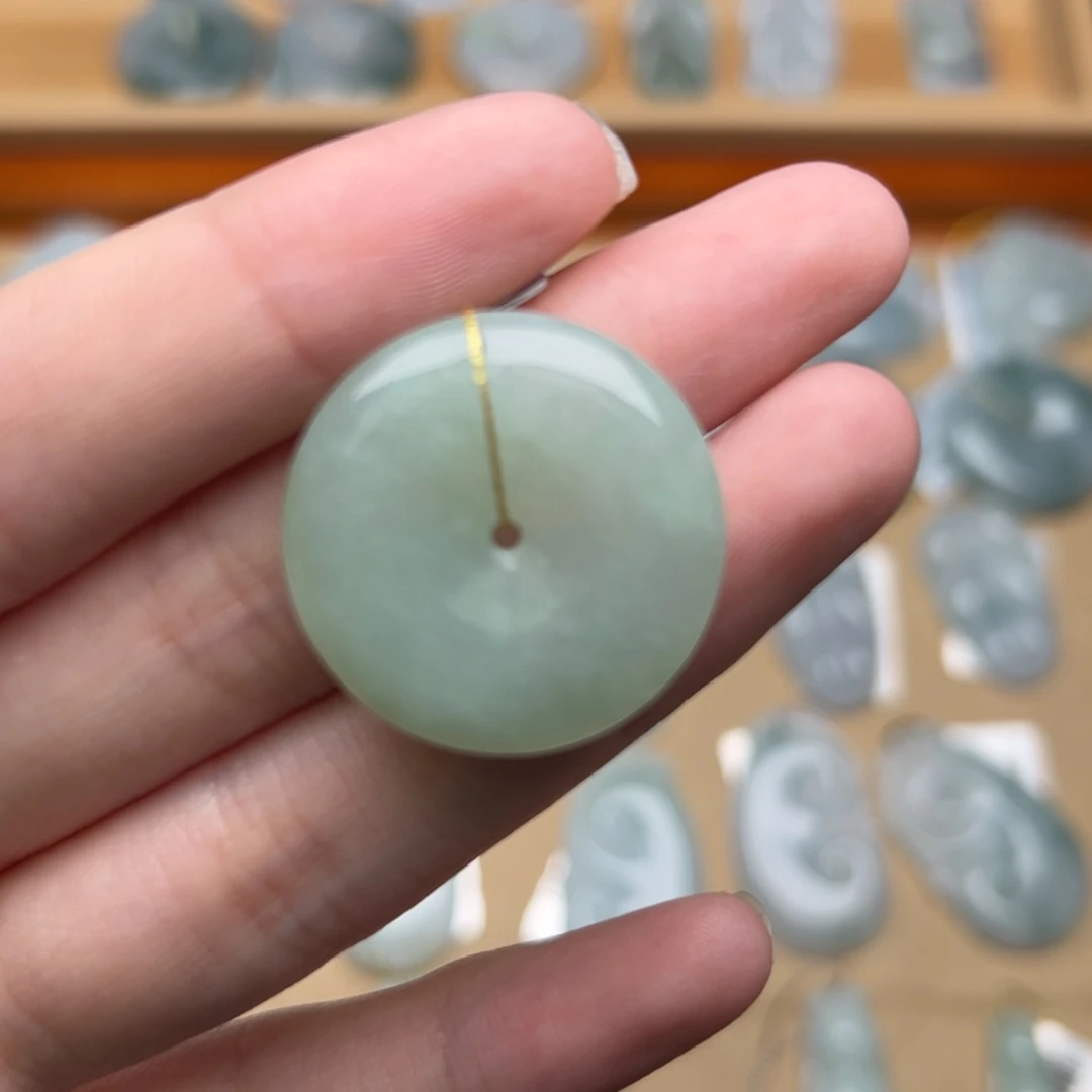 翡翠颈饰未镶嵌平安扣