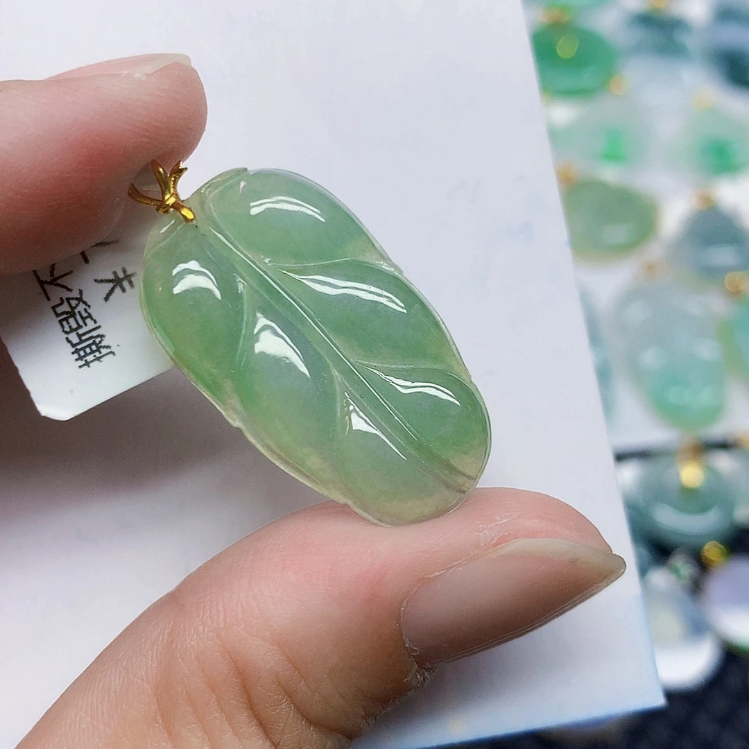 颈饰18K金镶嵌翡翠叶子