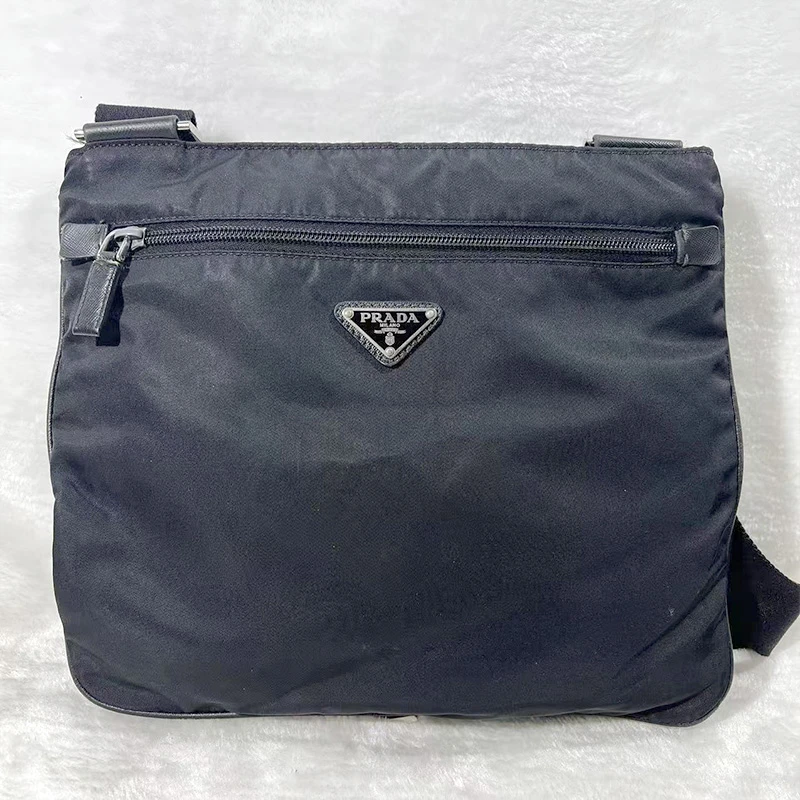 95新 Prada/普拉达 黑色斜挎包G24019743底长27*26