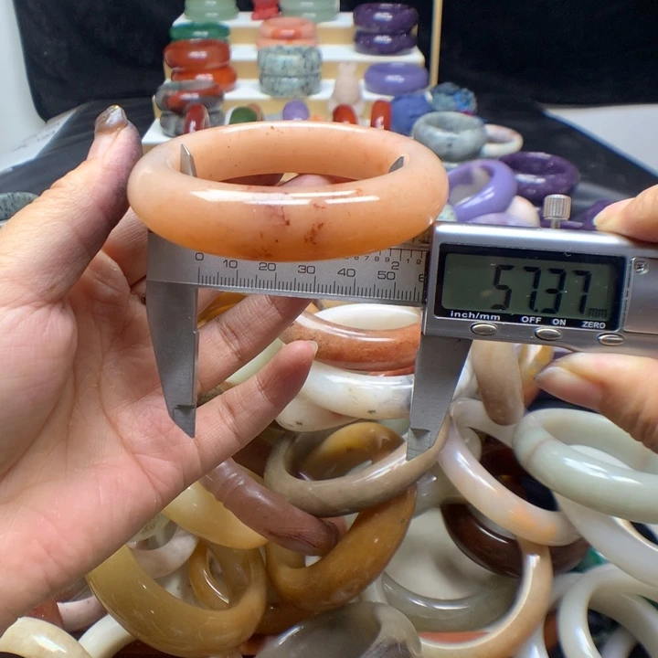 未镶嵌手镯石英质玉