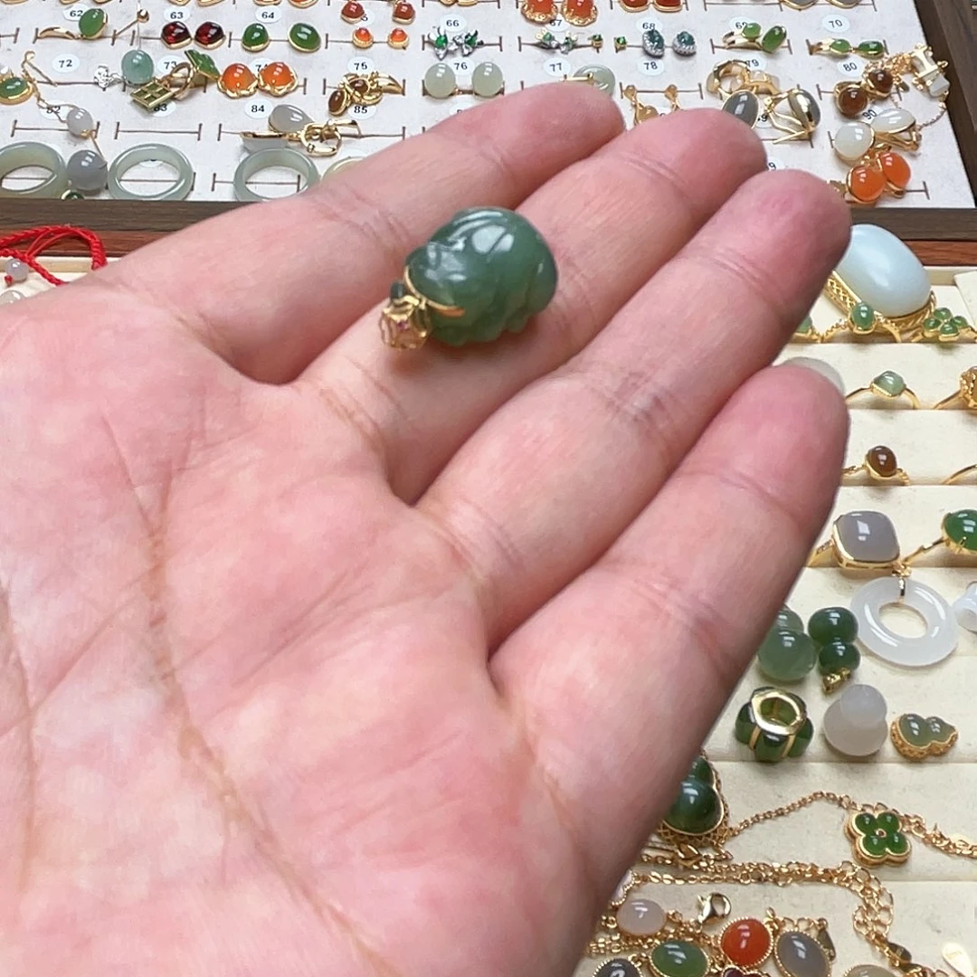 和田玉吊坠18K金镶嵌