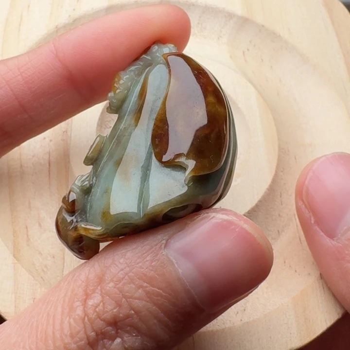 翡翠未镶嵌颈饰呱呱来财