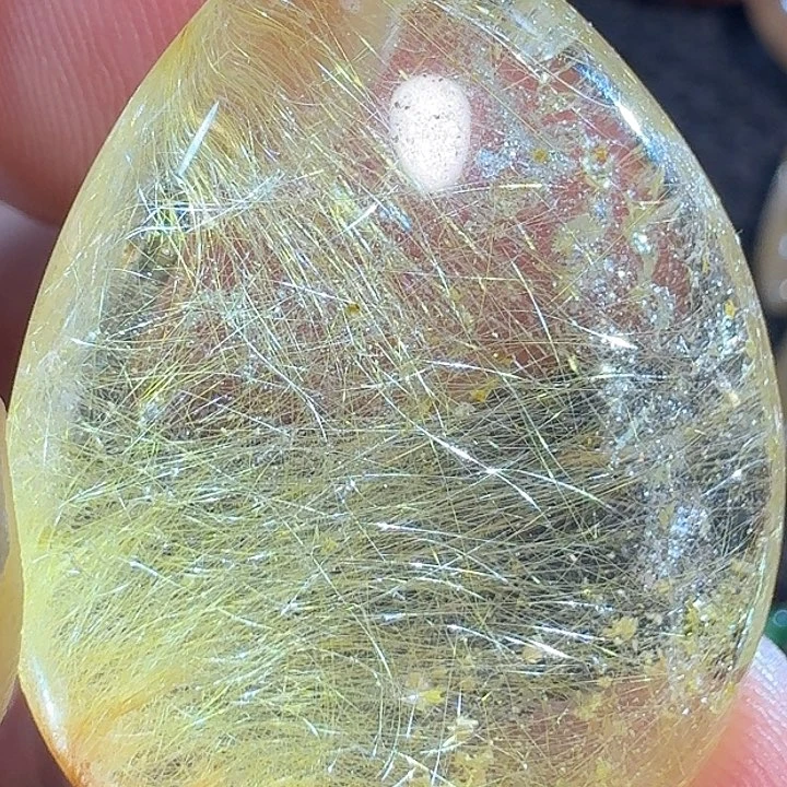 易***乐未镶嵌颈饰水晶好