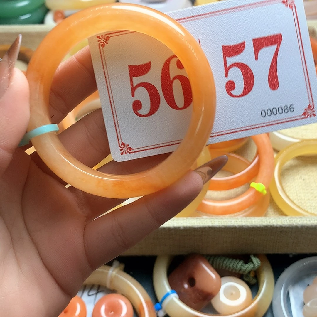 未镶嵌石英质玉（黄龙玉）手镯