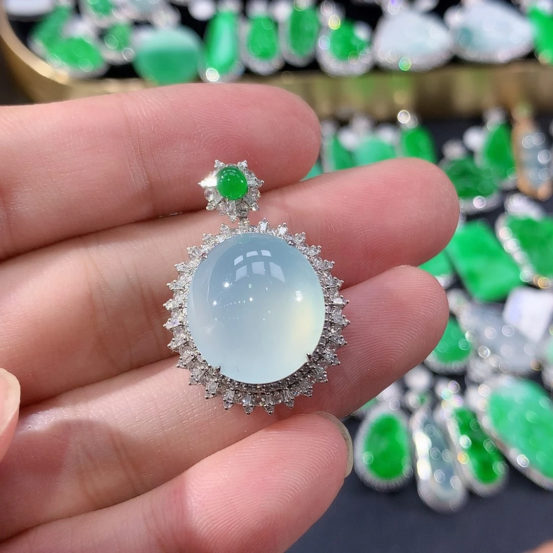 翡翠18K金镶嵌颈饰