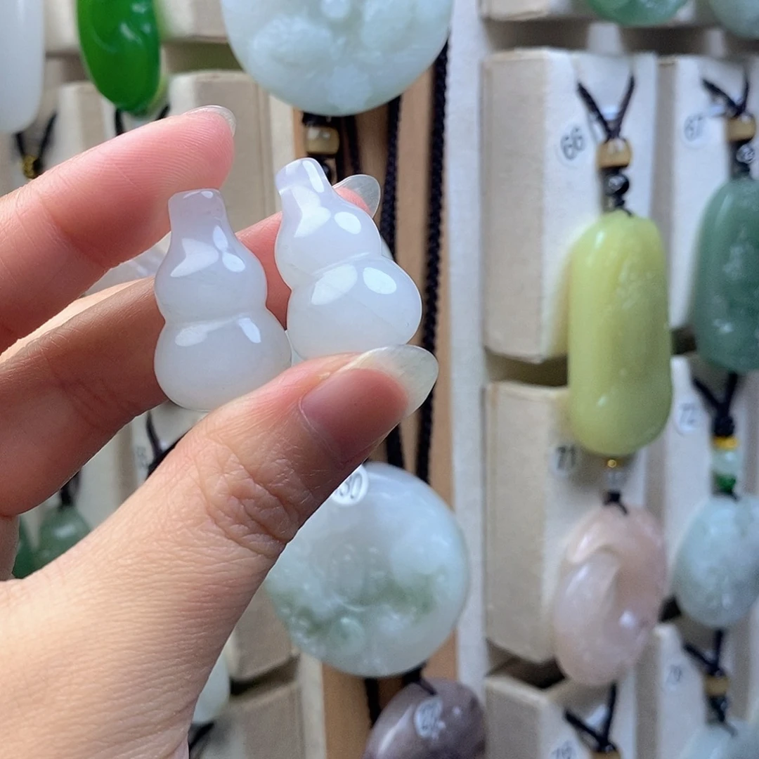 颈饰未镶嵌石英质玉（金丝玉）