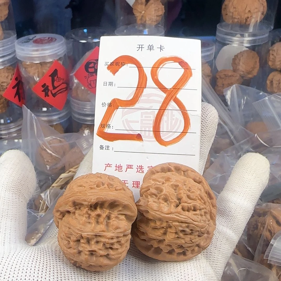 文玩核桃吊坠白狮子