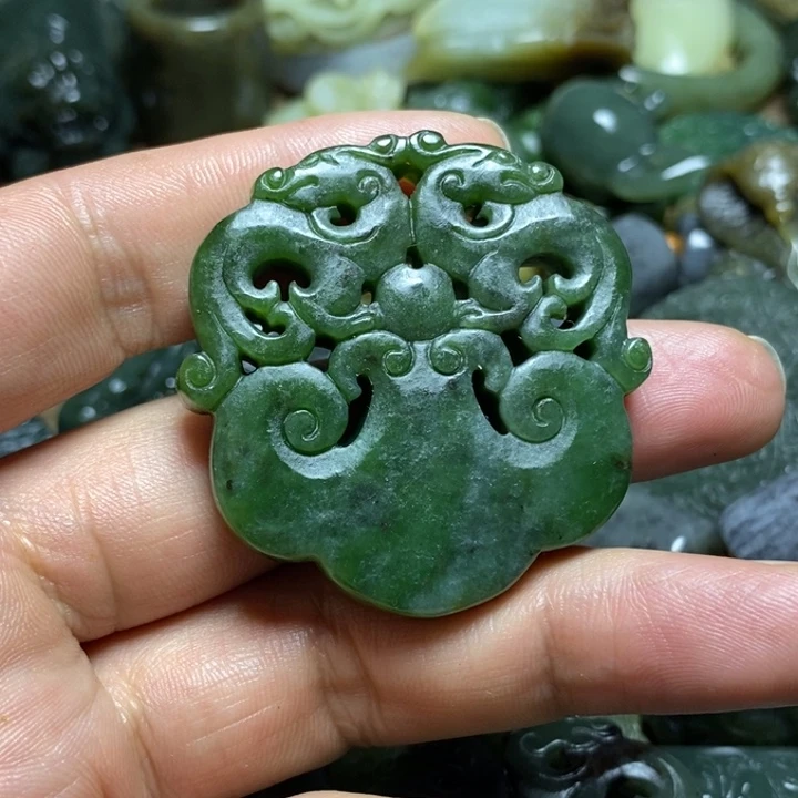 大***o和田玉未镶嵌颈饰