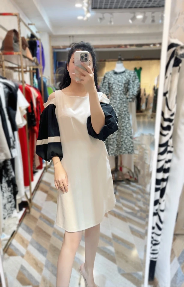 简约拼接显瘦漏肩短款泡泡袖显年轻带口袋连衣裙