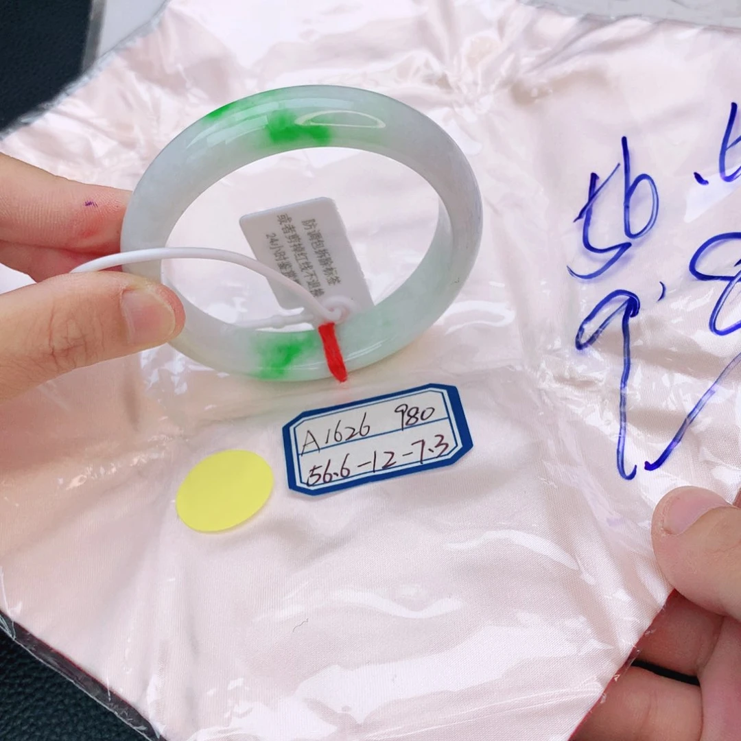 翡翠手镯未镶嵌翡翠