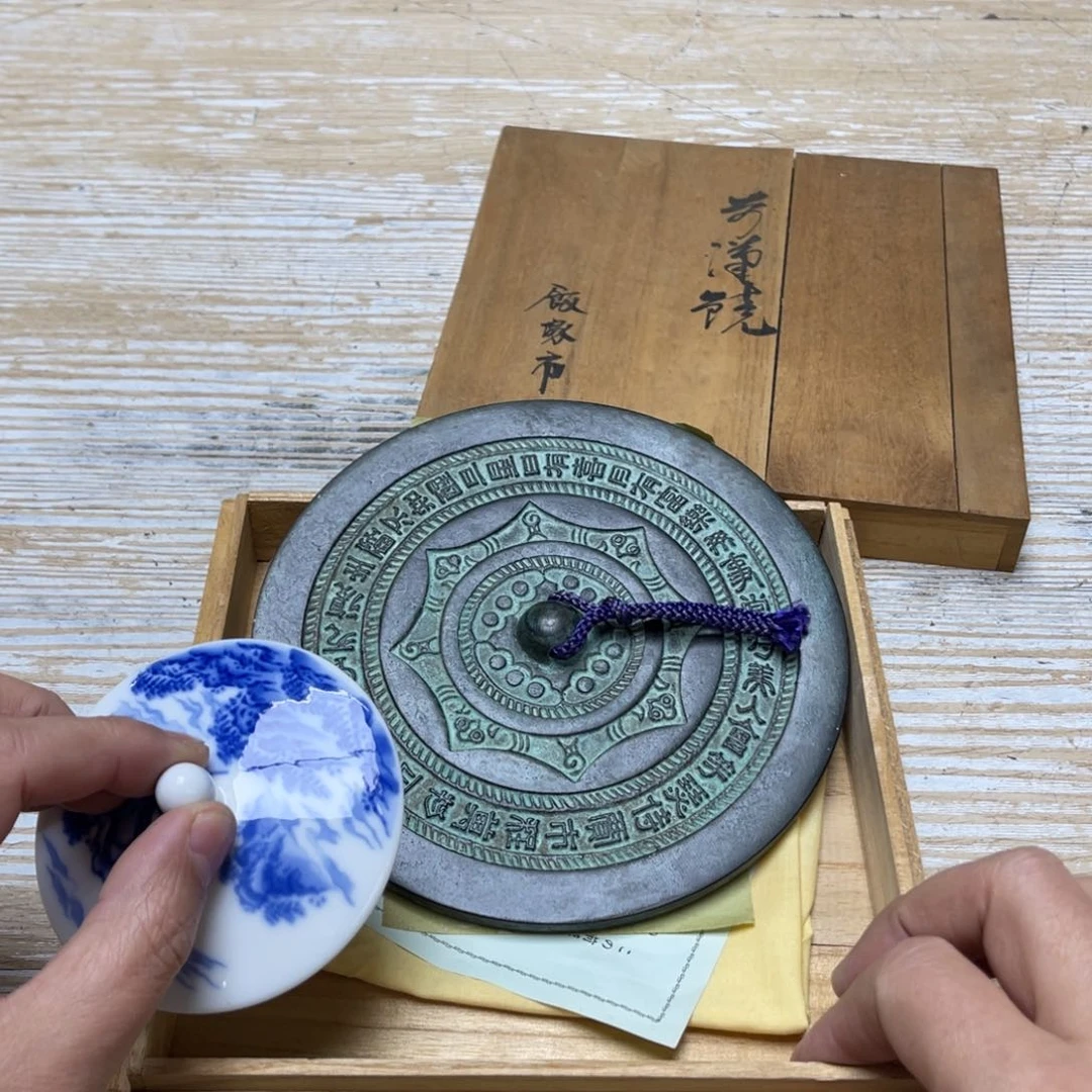 瓷片密密麻麻地排列着一个