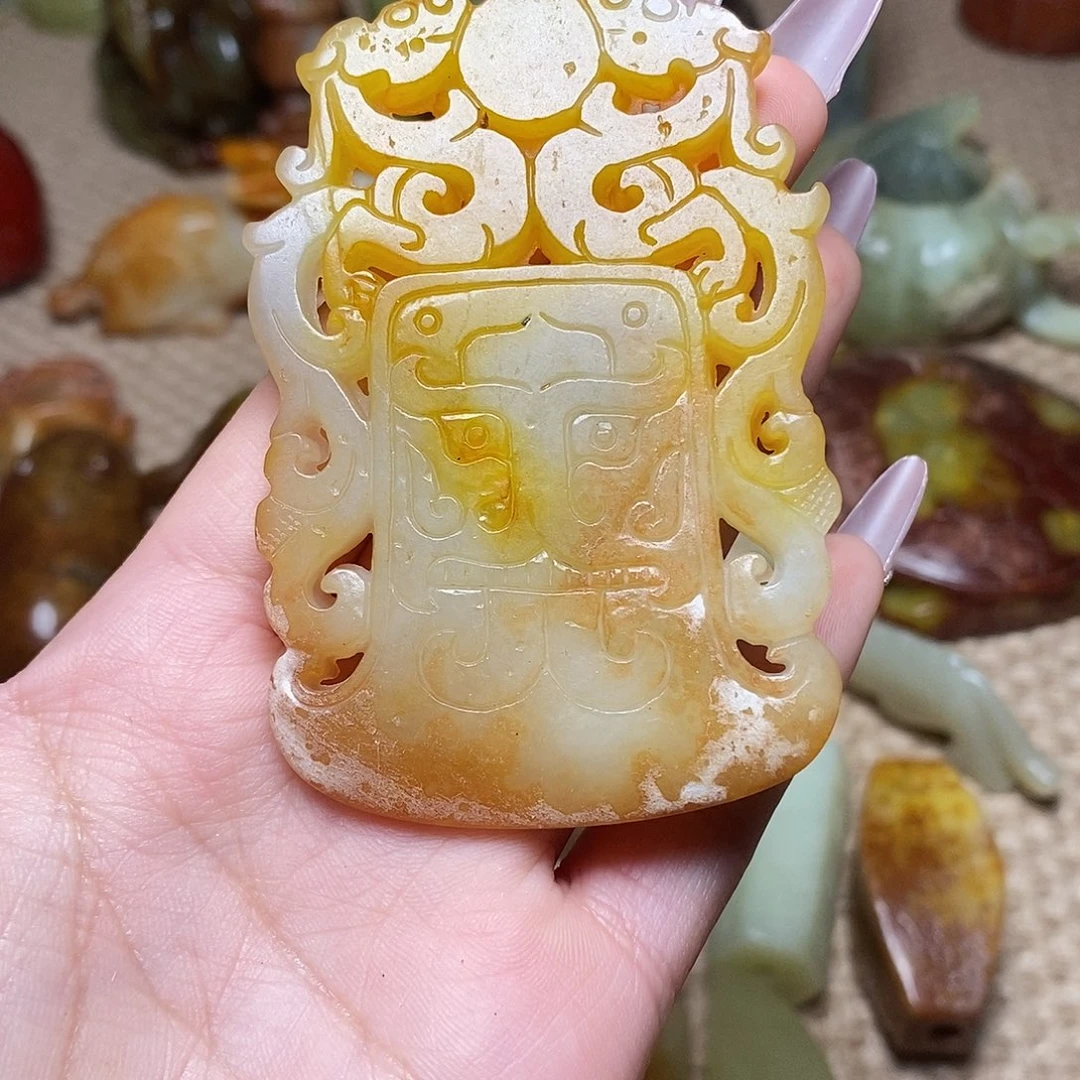 蛇纹石玉足铂镶嵌颈饰