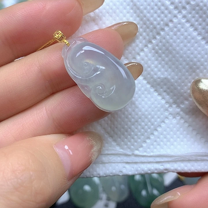 翡翠18K金镶嵌颈饰挂件