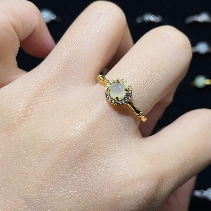 翡翠未镶嵌颈饰戒指