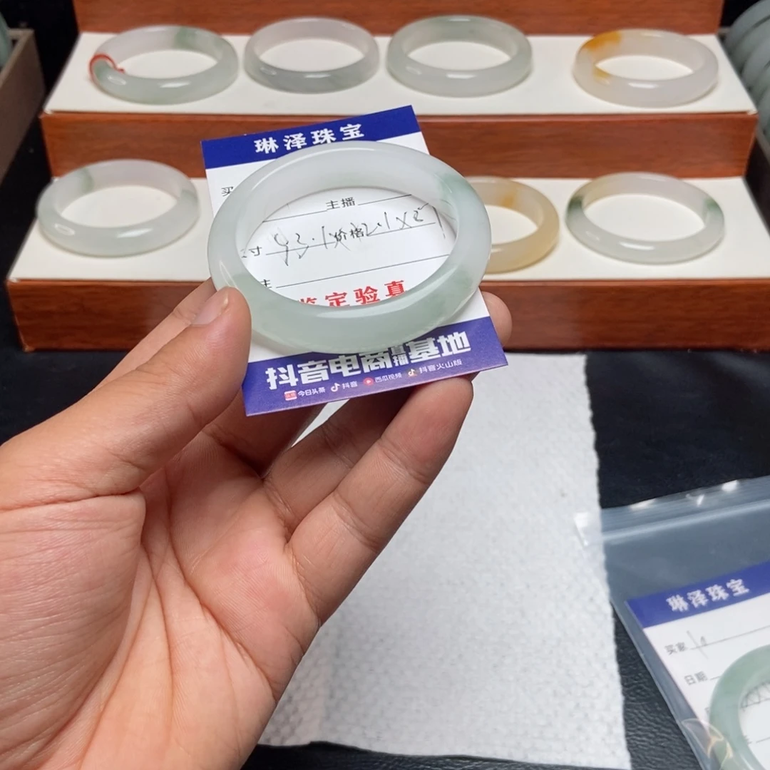刘***芳未镶嵌手镯石英质玉9