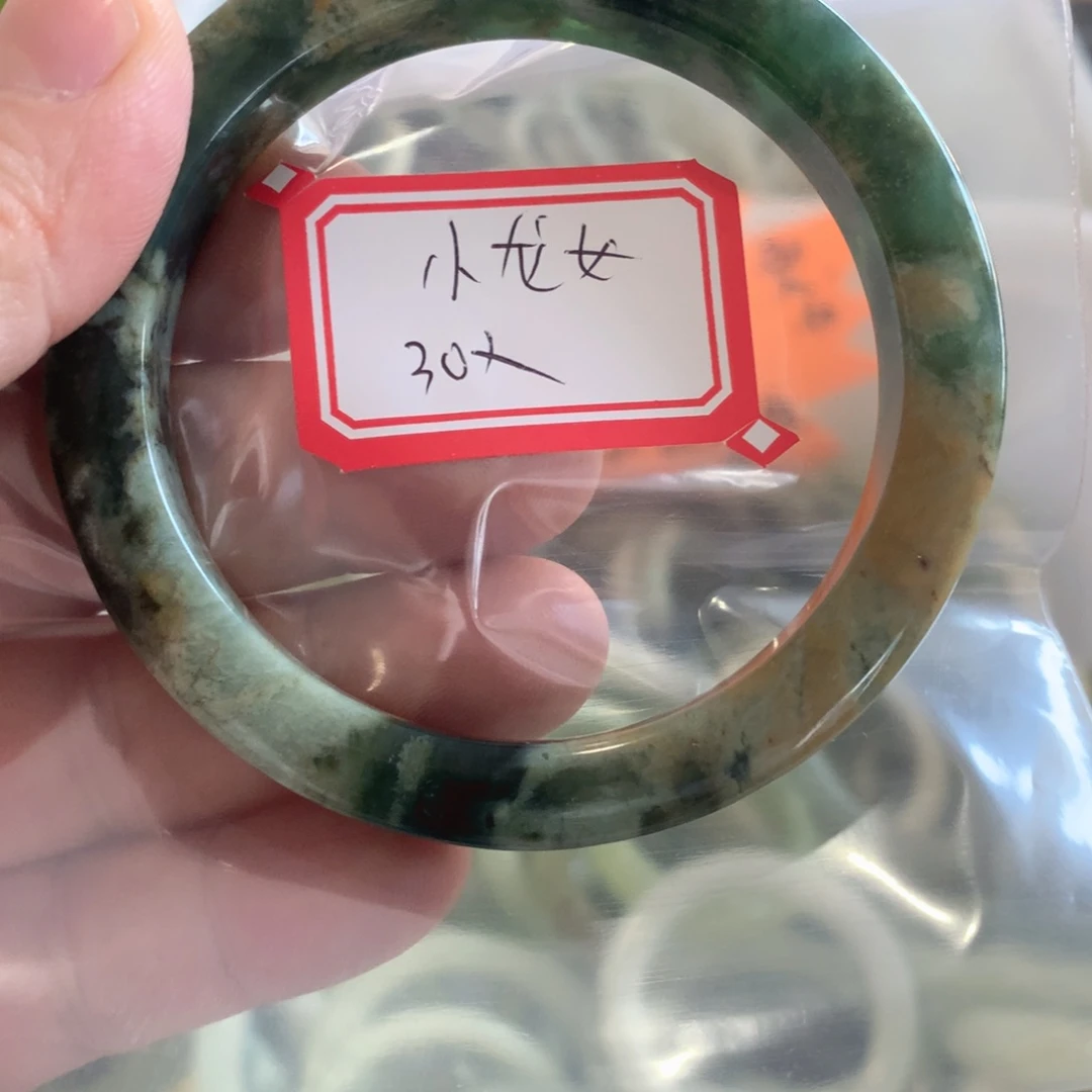 透闪石-蛇纹石玉手镯未镶嵌小*女