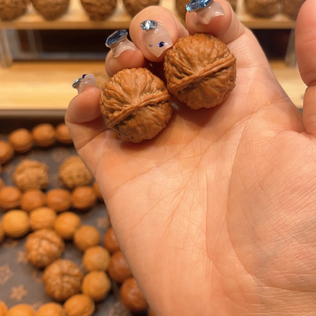 文玩核桃把件红宝石