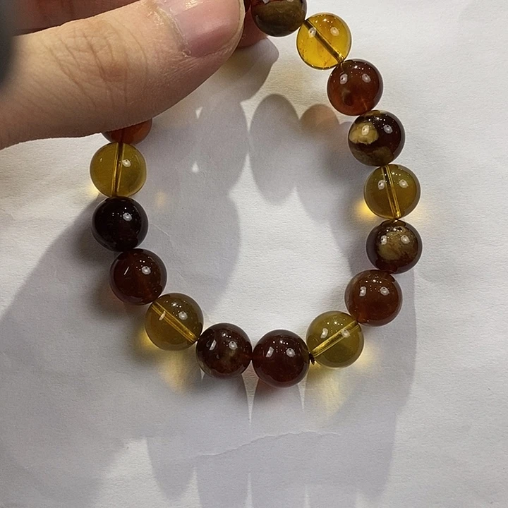 琥珀未镶嵌颈饰多人