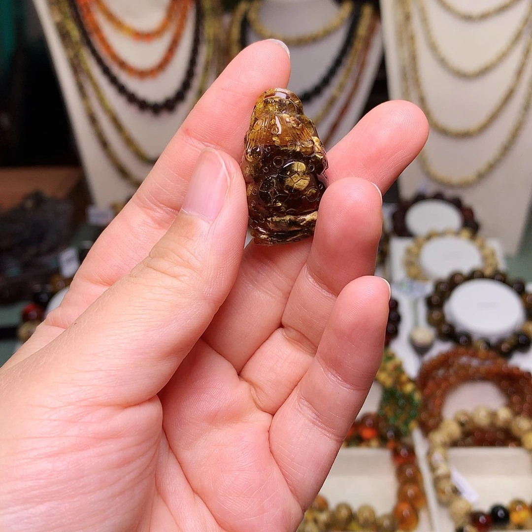 琥珀未镶嵌裸石金蚕老黄花雕刻件