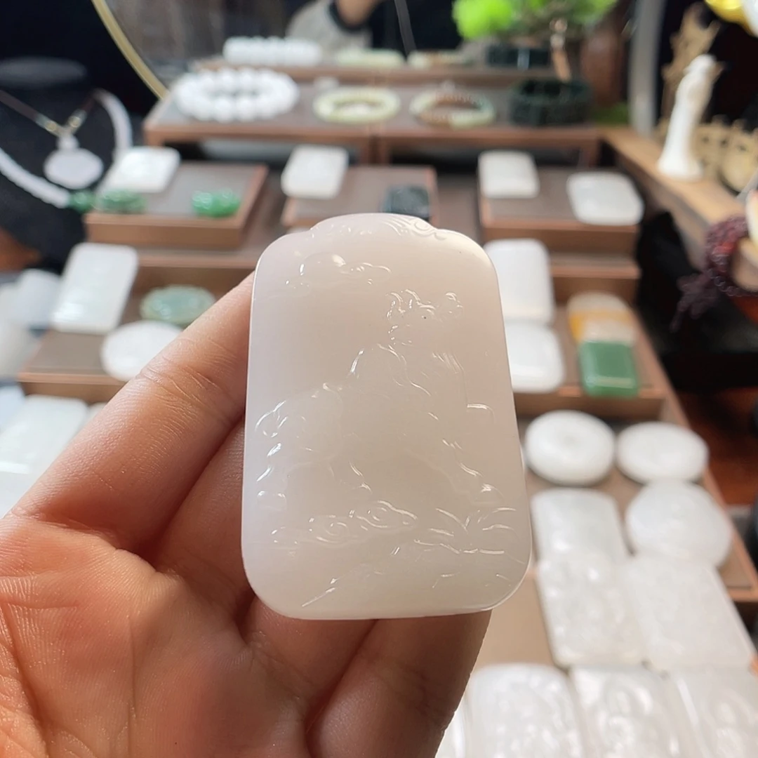 *****石英质玉（金丝玉）未镶嵌颈饰