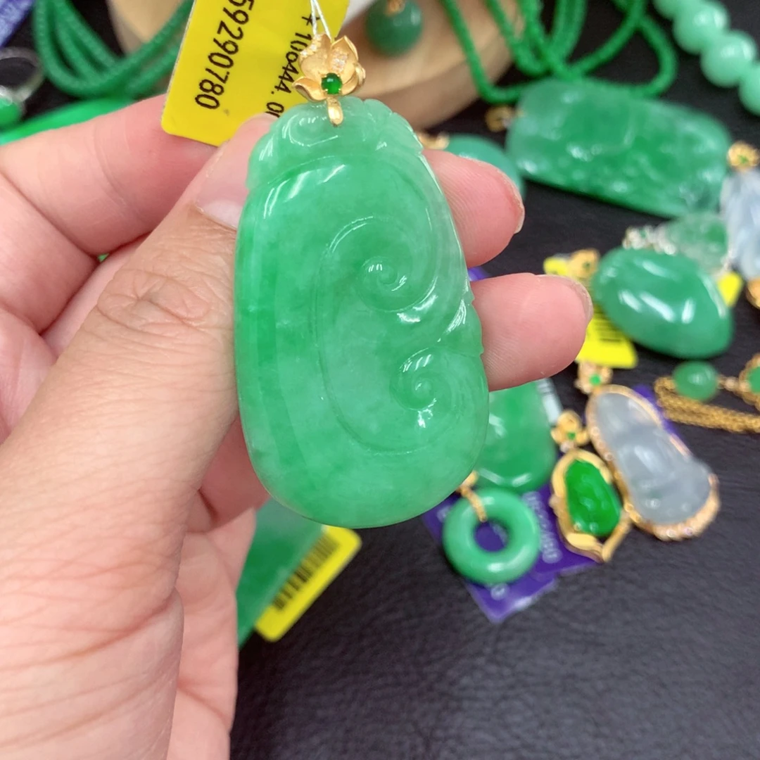 颈饰18K金镶嵌翡翠