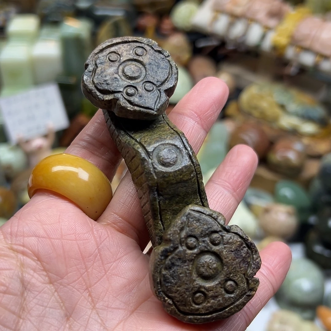 岫岩河磨玉（透闪石质玉）未镶嵌颈饰河磨玉如意老皮手玩