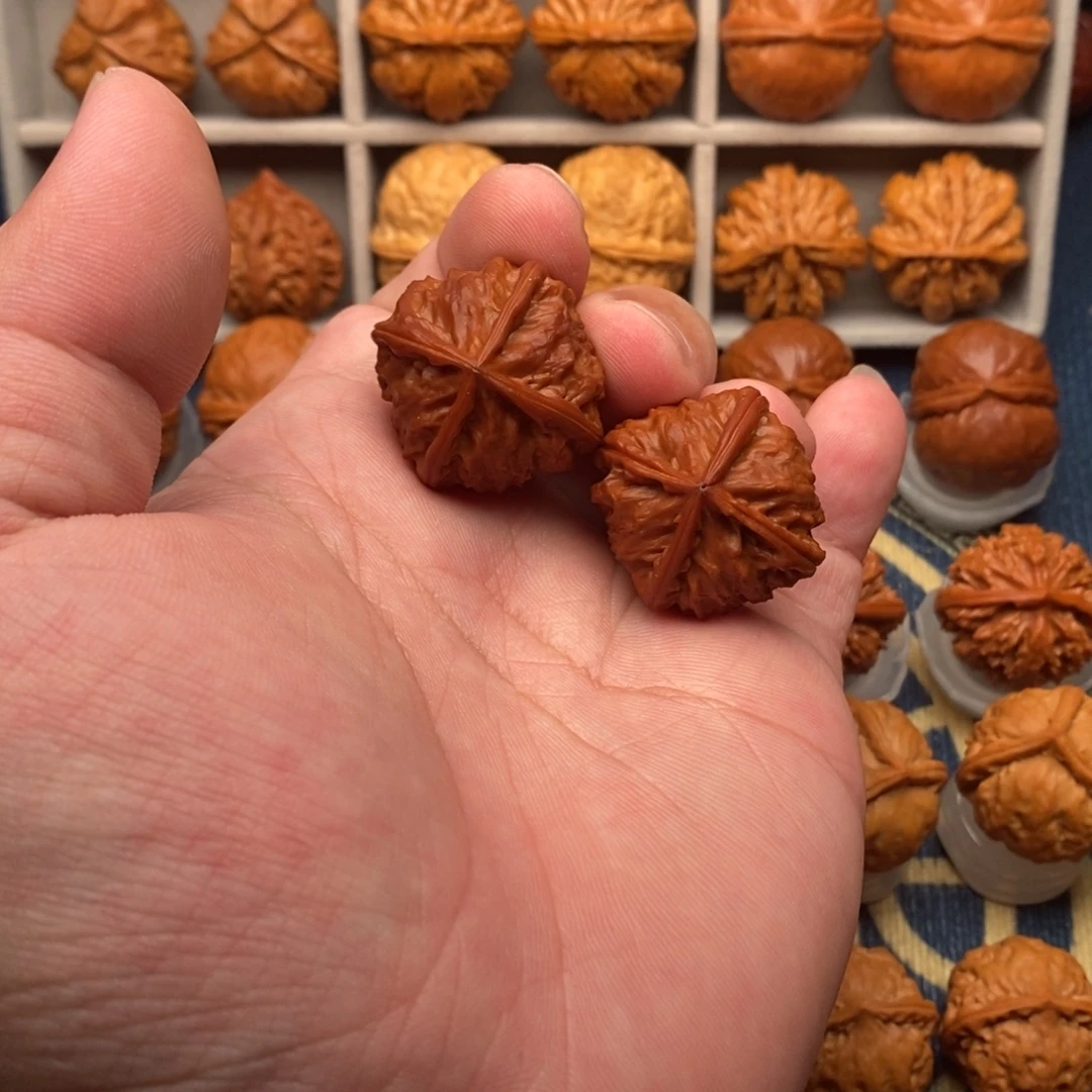 二****文玩核桃把件皇冠四棱