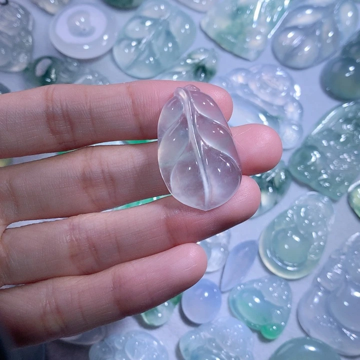 翡翠颈饰未镶嵌叶子