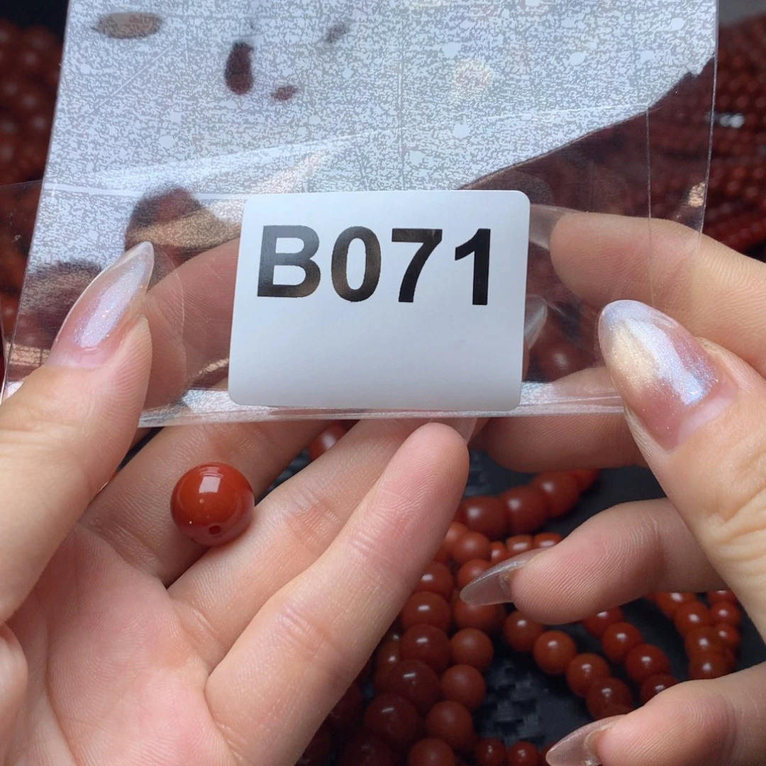 杨***洪南红玛瑙未镶嵌手链