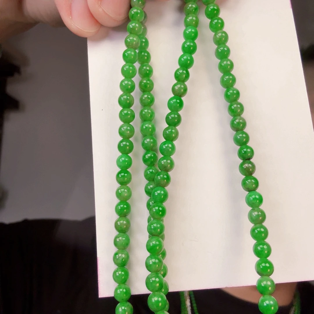 翡翠未镶嵌颈饰一件