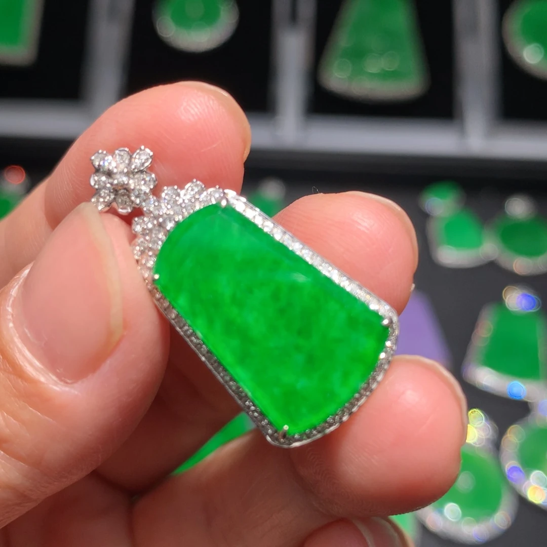 翡翠颈饰18K金镶嵌翡翠