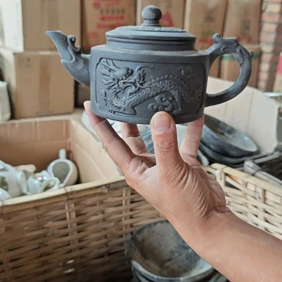 库存微瑕紫砂壶一个