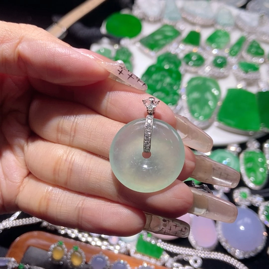 翡翠套链18K金镶嵌吊坠