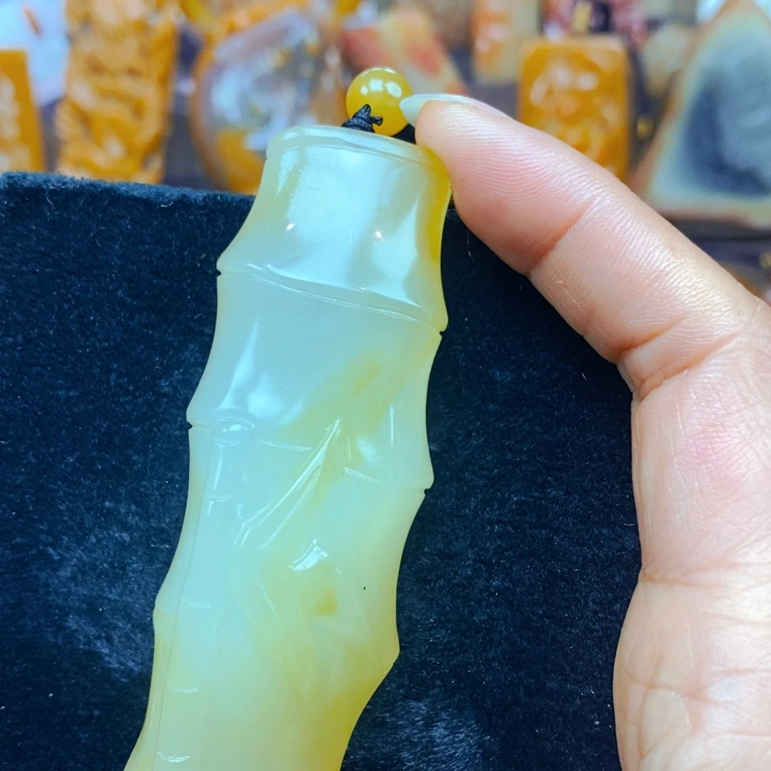 未镶嵌石英质玉（黄龙玉）颈饰