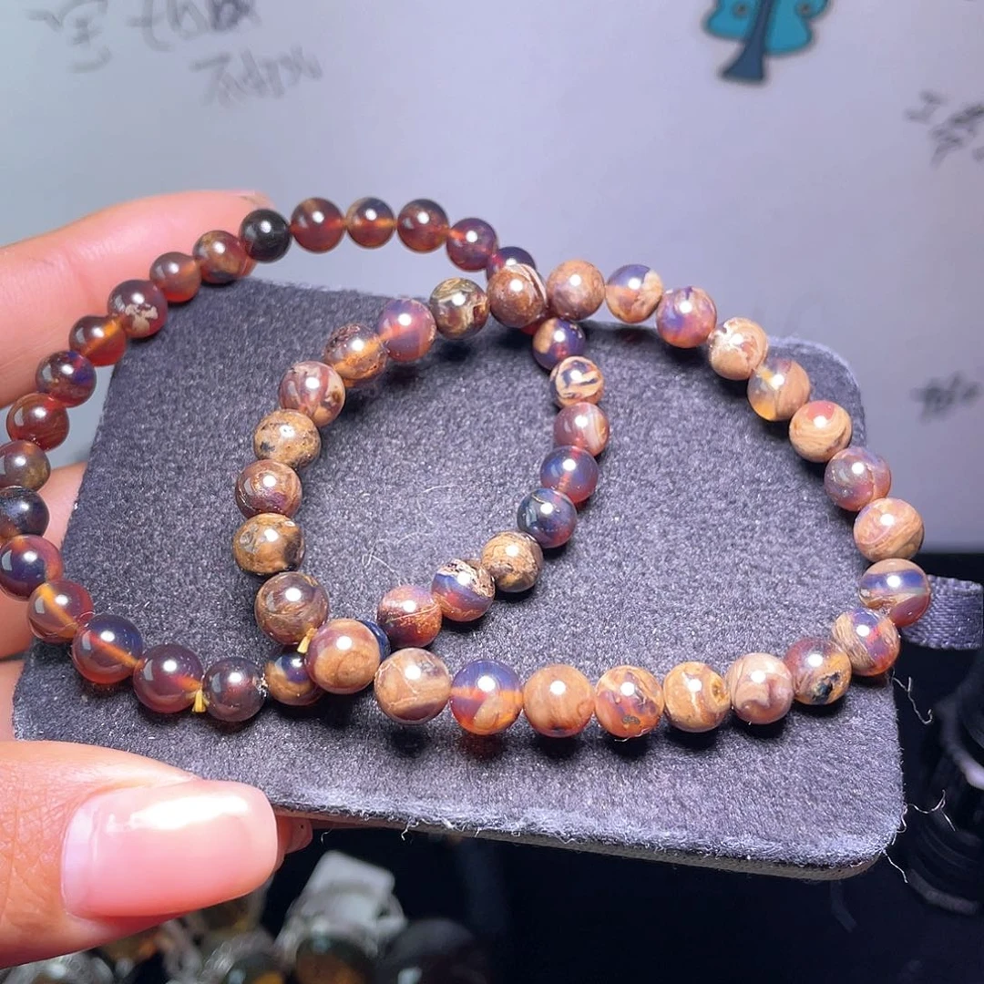 琥珀裸石未镶嵌。