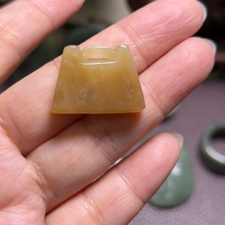 颈饰未镶嵌岫岩河磨玉（透闪石质玉）