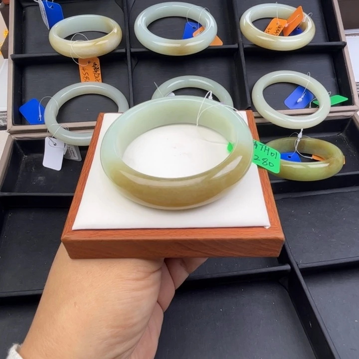 未镶嵌手镯和田玉七月