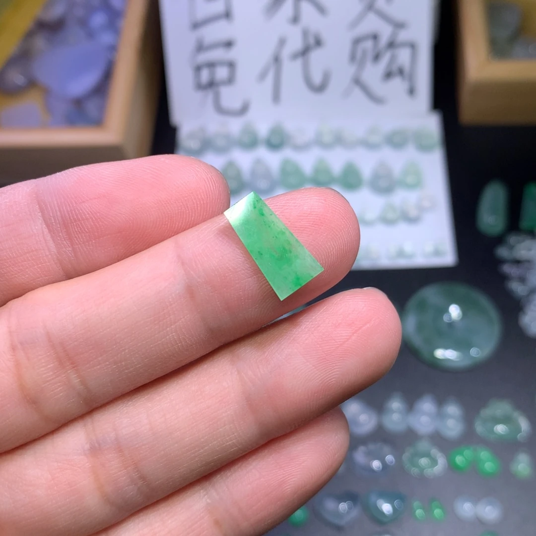 翡翠未镶嵌颈饰无事牌