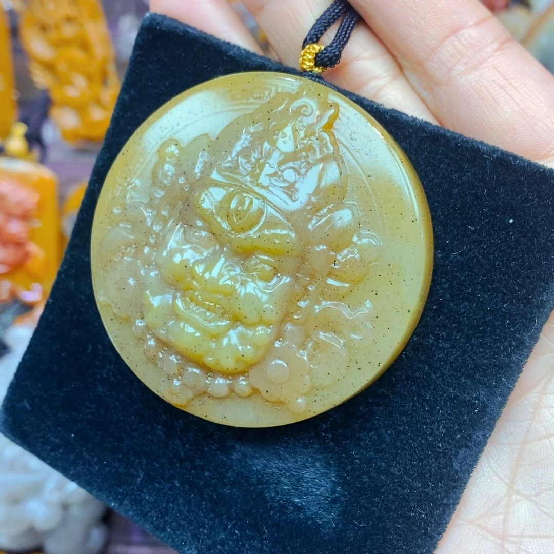 未镶嵌石英质玉（黄龙玉）颈饰