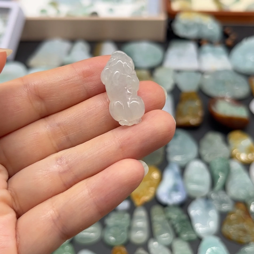 翡翠未镶嵌颈饰貔貅