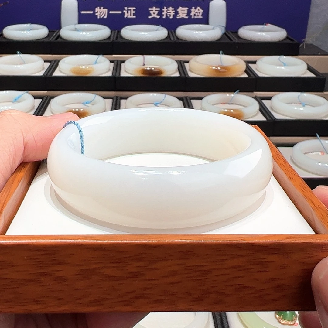 和田玉未镶嵌手镯