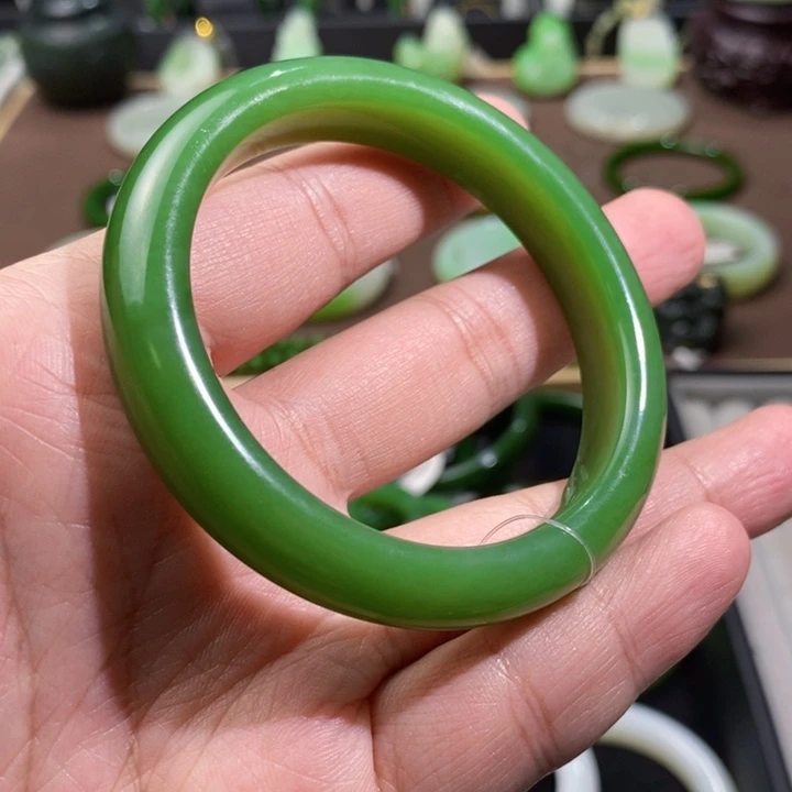 和田玉碧玉阳绿色手镯56圈口47.7克未镶嵌