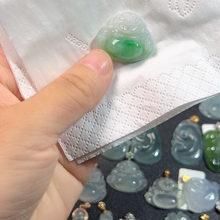 翡翠未镶嵌颈饰绿佛